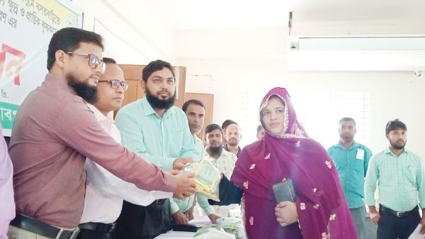নবাবগঞ্জে ১৮০ কৃষকের মাঝে সার-বীজ বিতরণ