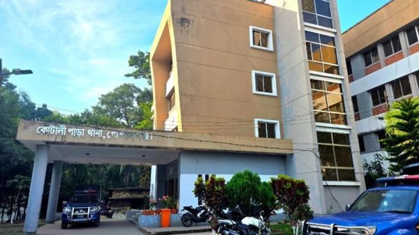 কোটালীপাড়া থানায় ককটেল হামলায়, ৩ পুলিশ সদস্য আহত