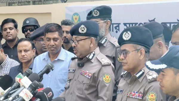 ডিএমপি কমিশনারের অনুরোধ, অফিসারদের প্রতি শ্রদ্ধা রাখুন