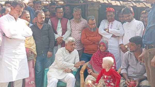 অতি ফর্সা রঙের শিশুর পাশে দাঁড়ালেন তারেক রহমান