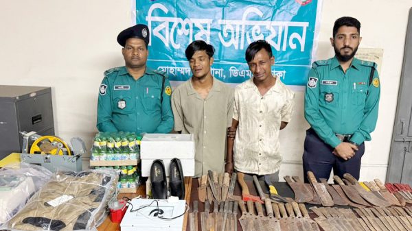 মোহাম্মদপুরে বিপুল পরিমাণ ধারালো অস্ত্র ও চোরাই মালামাল উদ্ধার
