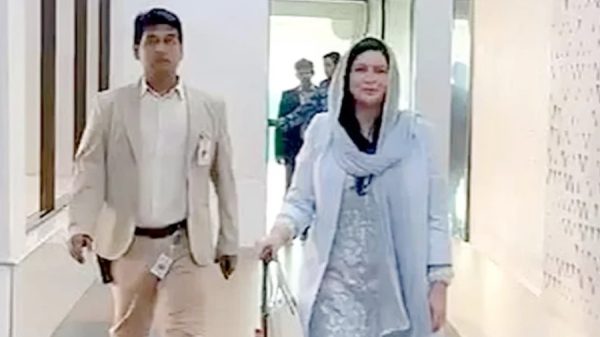 দেশে পৌঁছে এভারকেয়ার হাসপাতালে জুবাইদা রহমান