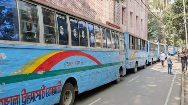 ঢাকা কলেজ শিক্ষার্থীদের প্রতিবাদে মেঘলার ১২ বাস আটক