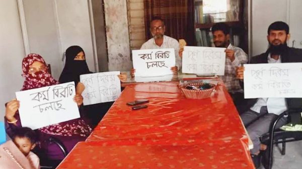 শাটডাউন: প্রাথমিক শিক্ষকদের আন্দোলন শুরু