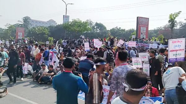 মোবাইল ব্যবসায়ীদের বিটিআরসি ভবন ঘেরাও