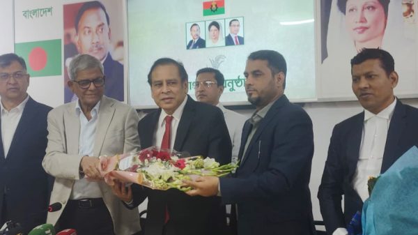 আনুষ্ঠানিকভাবে বিএনপিতে যোগ দিলেন ড. রেজা কিবরিয়া
