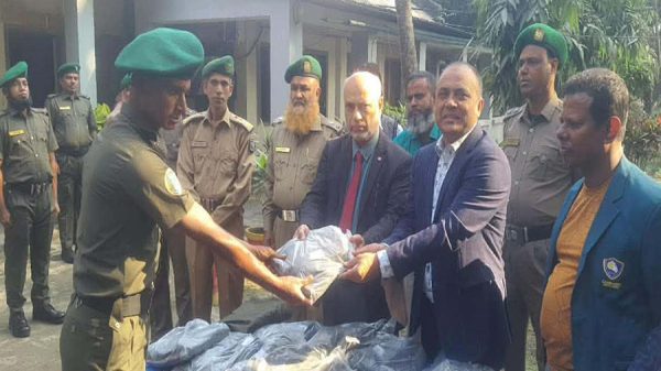 বাকৃবিতে নতুন নিরাপত্তা রক্ষীদের আনুষ্ঠানিক ইউনিফর্ম হস্তান্তর